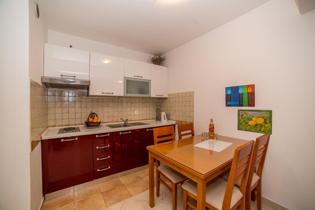 Apartments Kristina Makarska Exterior photo